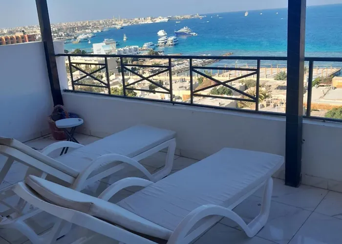 Immaculate 3-Bed Apartment Sea View